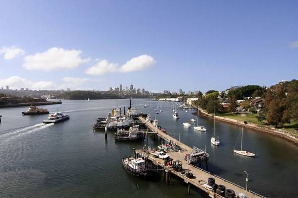 Spectacular Waterfront Apartment - Magical by day and night Picture 3