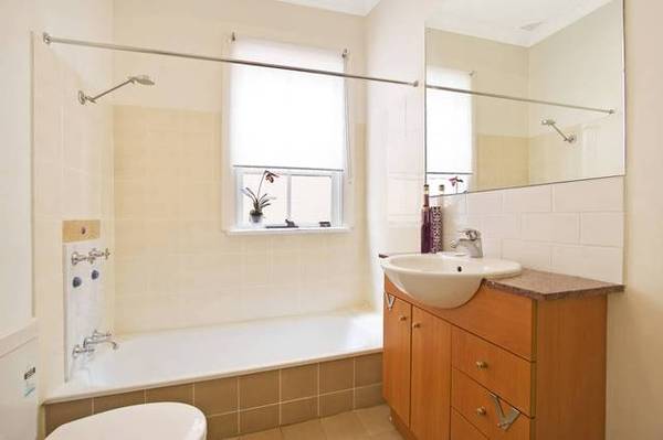 Light-filled living & love being in Balmain Picture 3