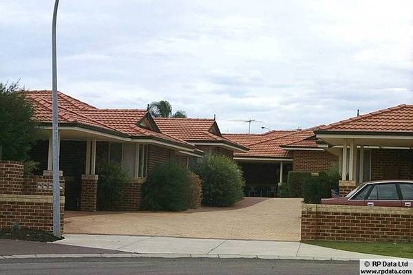 SUPER SPACIIOUS LIVING!!! Picture 1