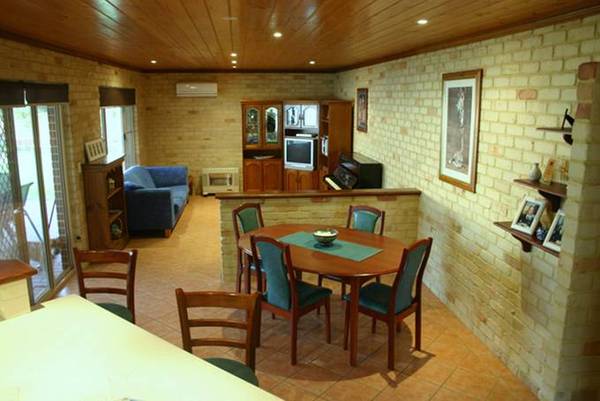 NEW TO MARKET! Picture 3