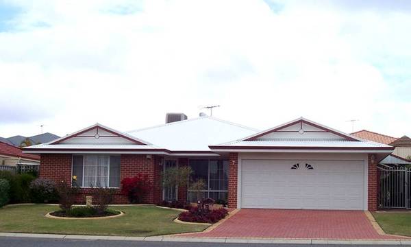 SIMPLY STUNNING! Picture 1