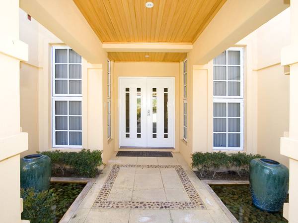 EXECUTIVE LIVING BY THE LAKE Picture 3