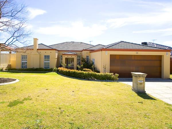 EXECUTIVE LIVING BY THE LAKE Picture 2