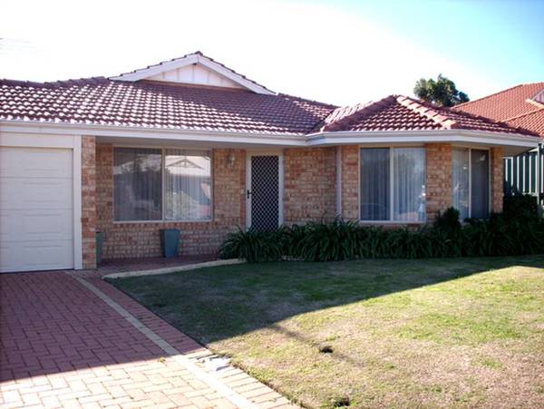 SUPER SPACIIOUS LIVING!!! Picture 1