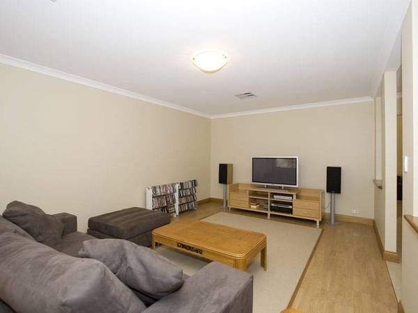 BARGAIN BUYING IN THIS BEACH SIDE BEAUTY!!! Picture