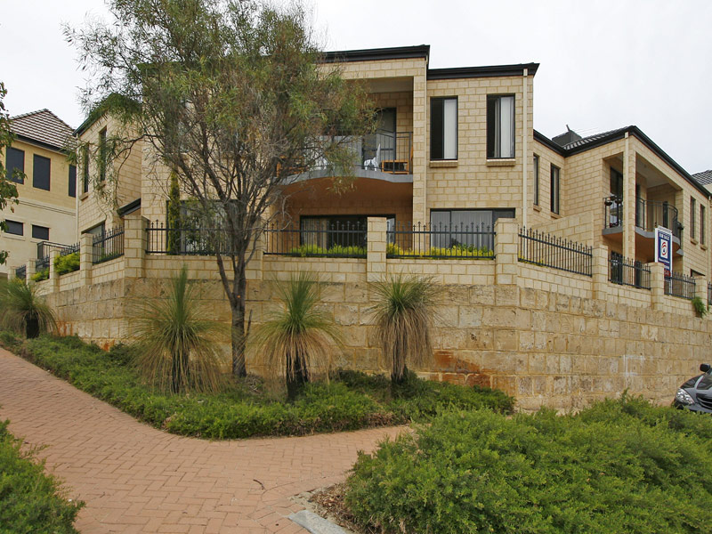 FOR AUCTION - TOWN HOUSE + STUDIO + LAKE VIEWS Picture 1