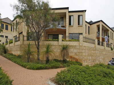 FOR AUCTION - TOWN HOUSE + STUDIO + LAKE VIEWS Picture