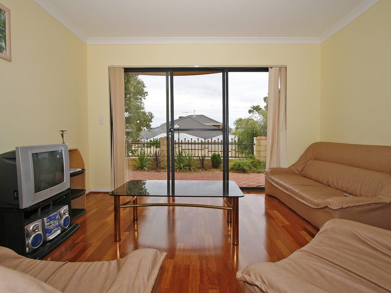 FOR AUCTION - TOWN HOUSE + STUDIO + LAKE VIEWS Picture 3