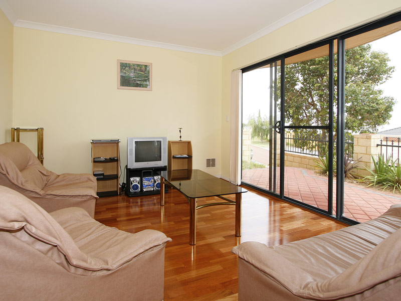 FOR AUCTION - TOWN HOUSE + STUDIO + LAKE VIEWS Picture 2