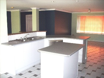 EXTRA LARGE FAMILY HOME Picture 3