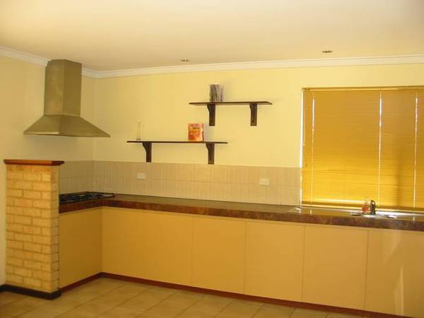 Neat & clean, outdoor spa & entertaining area Picture 2