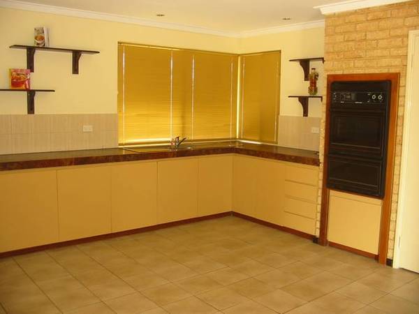 Neat & clean, outdoor spa & entertaining area Picture 3