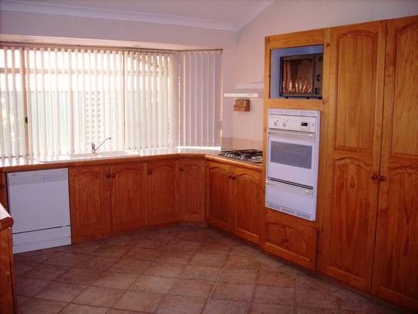 CLOSE TO SCHOOLS, SHOP & TRANSPORT Picture CLOSE TO SCHOOLS, SHOP & TRANSPORT Picture