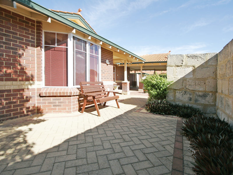 BE CAPTIVATED... Picture 2