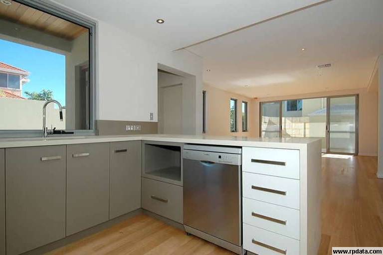 Executive Living Close to the Ocean Picture 3