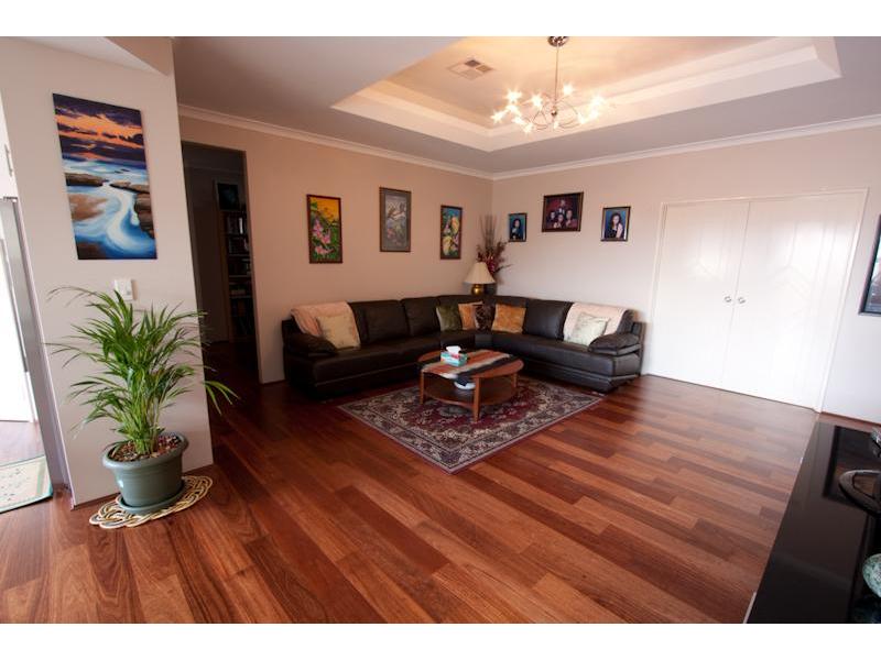 PERFECT FAMILY HOME! Picture 2