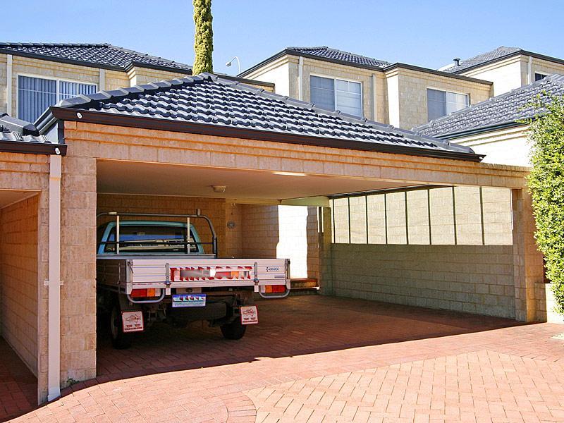 RED HOT NEW LISTING! Picture 3