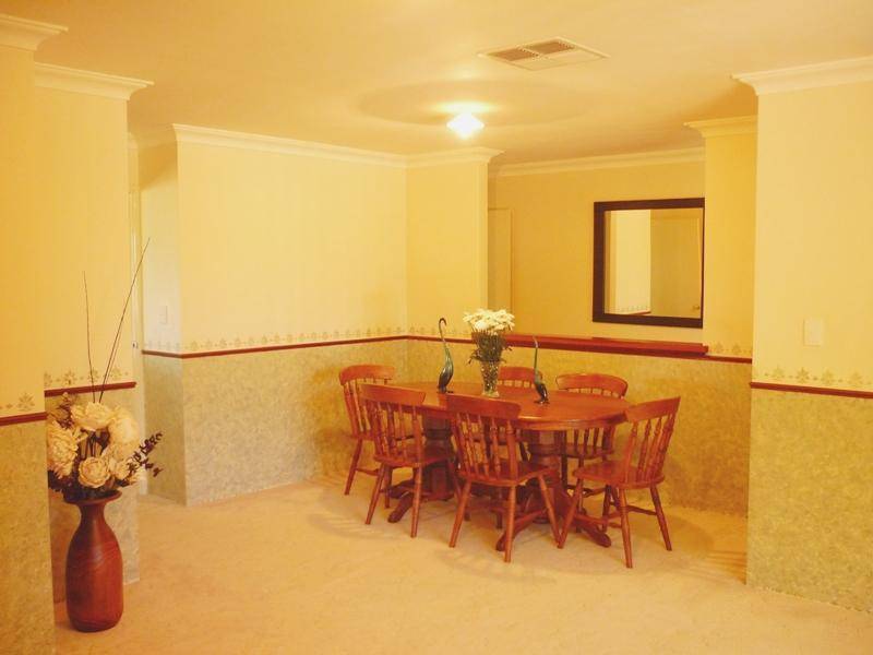 CUL-DE-SAC LOCATION! Picture 2