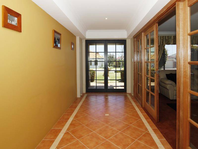 RED HOT NEW LISTING! Picture 3