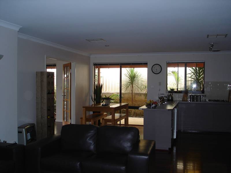 Spacious family home with Pool and ducted Airconditioning Picture 3