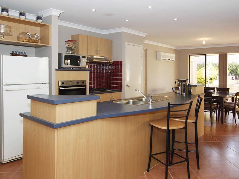 SAY HELLO TO A GOOD BUY! Picture 3