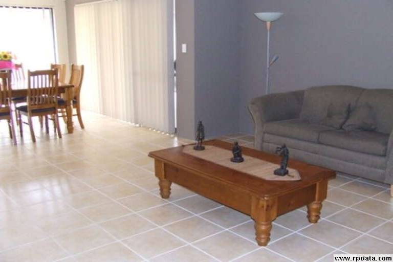 Close to schools, shops & transport. Picture 2