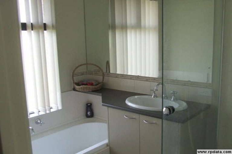 Close to schools, shops & transport. Picture 3