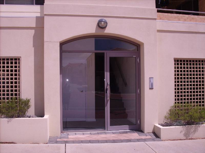 Close to Transport, Shops and University. Picture 2