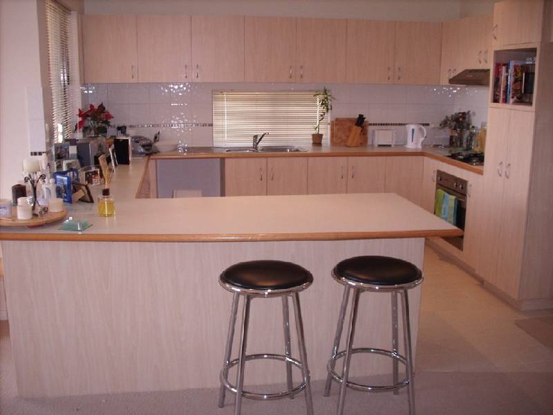 Close to Transport, Shops and University. Picture 3