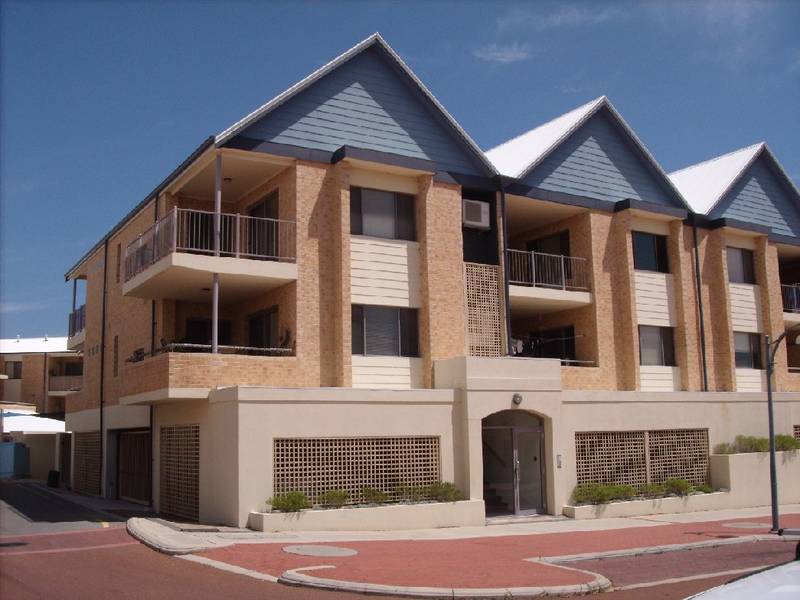 Close to Transport, Shops and University. Picture 1