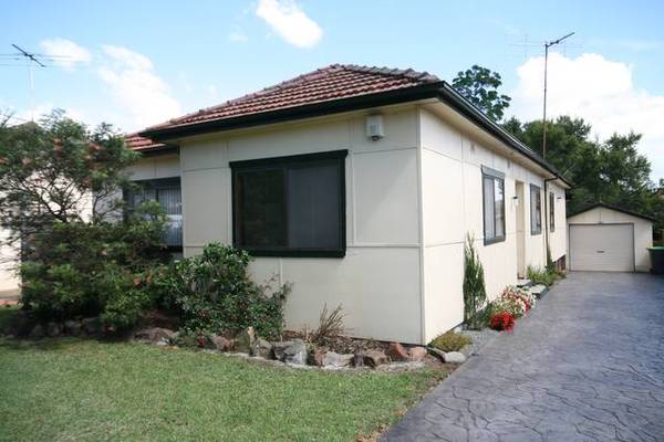 CONVENIENT LOCATION AND QUIET STREET Picture 1