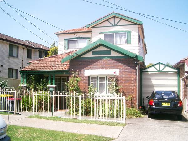 LARGE FAMILY HOME Picture 1