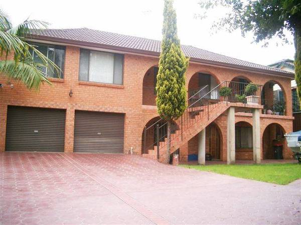 HUGE FAMILY HOME WITH POTENTIAL 2ND INCOME Picture 1