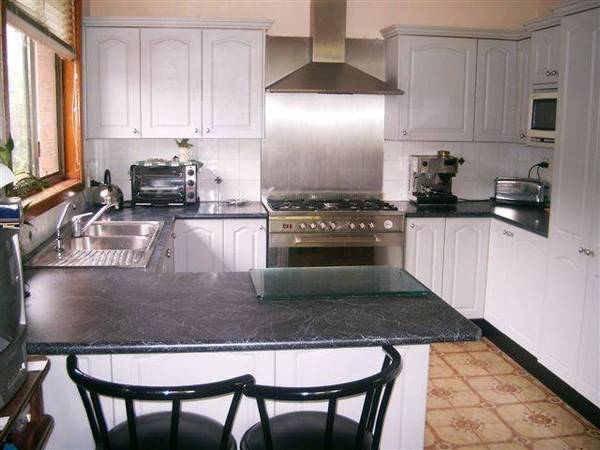 HUGE FAMILY HOME WITH POTENTIAL 2ND INCOME Picture 2