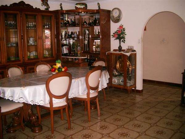 HUGE FAMILY HOME WITH POTENTIAL 2ND INCOME Picture 3