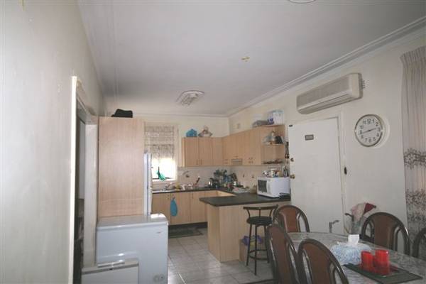 PREMIER LOCATION Picture 3