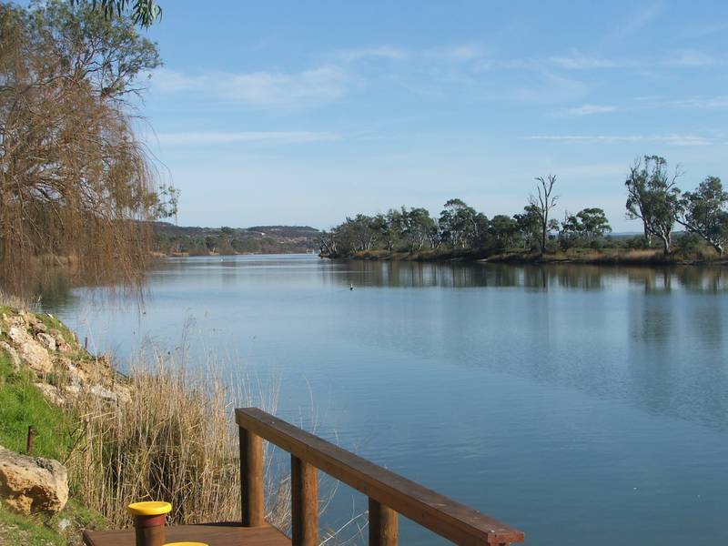 Riverfront Holiday Home - Private, Picture Perfect Position Picture 3