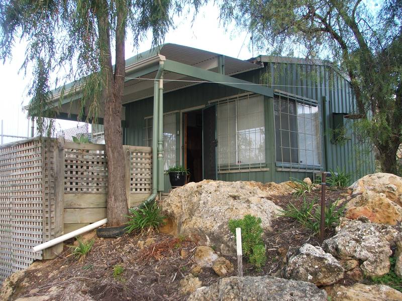 Riverfront Holiday Home - Private, Picture Perfect Position Picture 1