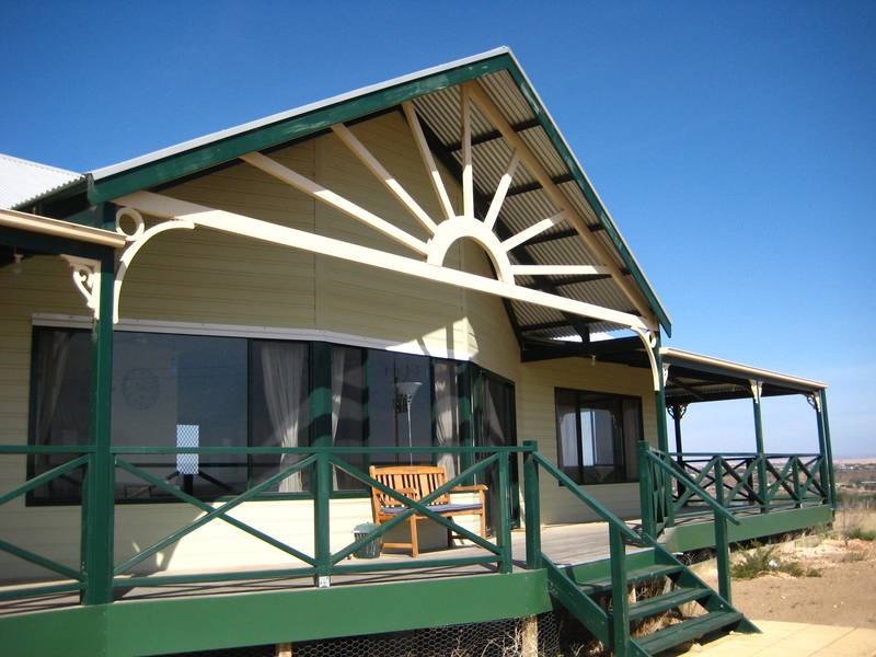 Picturesque Escape in Unique Setting Picture 2