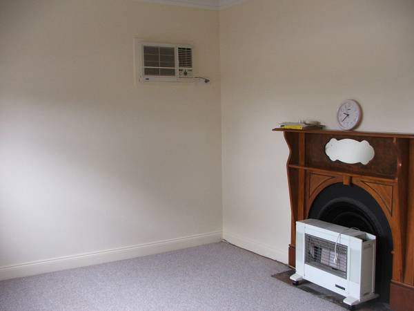 Central location - Neat 3 bedroom home Picture Central location - Neat 3 bedroom home Picture