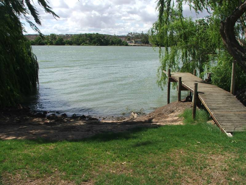 Neat Riverfront Shack - Top Family Holiday Spot Picture 2
