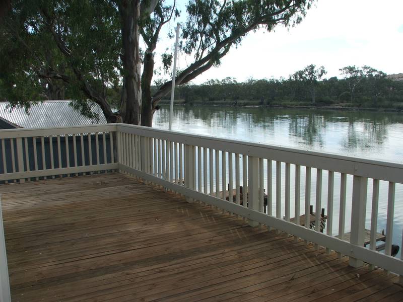 ENVIABLE RIVER LIFESTYLE! Picture 3