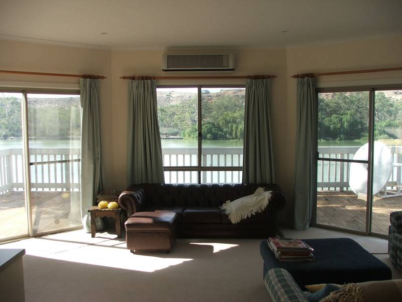 ENVIABLE RIVER LIFESTYLE! Picture 2