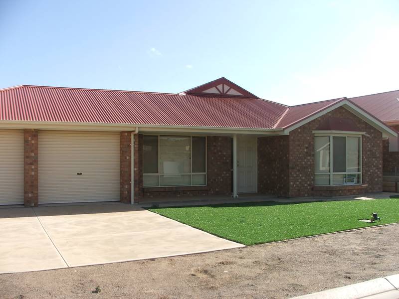 ALMOST NEW - DEFINITELY THE HOME FOR YOU Picture 3