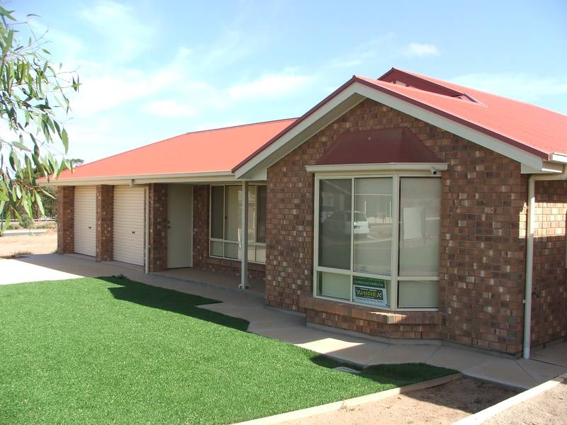 ALMOST NEW - DEFINITELY THE HOME FOR YOU Picture 1