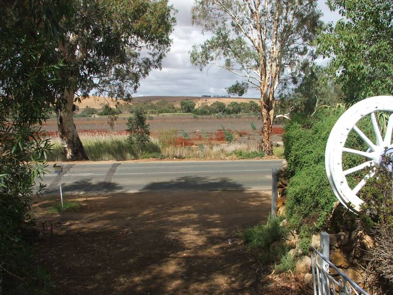 SIT BACK ON THE DECK, RELAX & ENJOY THE OUTLOOK Picture 2