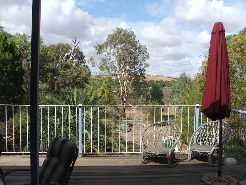 SIT BACK ON THE DECK, RELAX & ENJOY THE OUTLOOK Picture 3