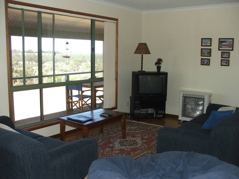 RIVERSIDE RURAL RETREAT Picture 3