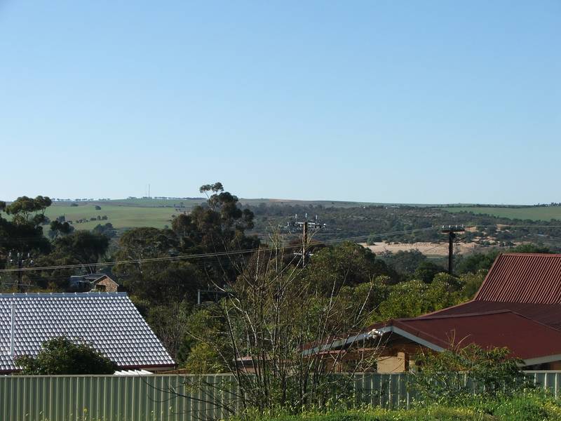 GREAT POSITION - VACANT BUILDING BLOCK - BUILD ELEVATED WITH VIEWS Picture 1