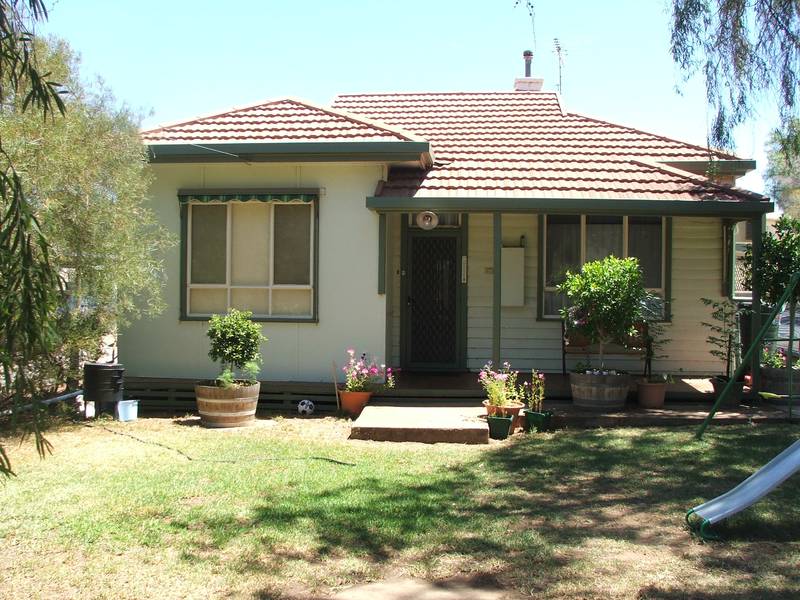 Central location - Neat 3 bedroom home Picture 1
